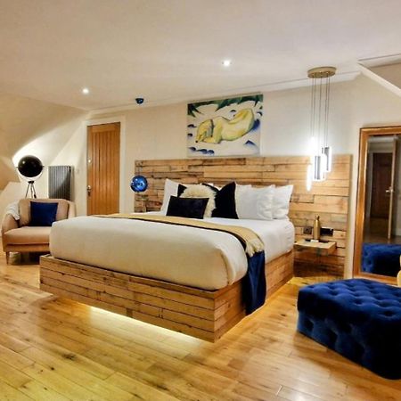 The Sleeping Dog Room At The Grumpy Schnauzer Bnb Huge Room, Luxe Suite, Private Hot Tub, Breakfast, Gym, Games Room, Farm Stay, Amazing Airdrie Esterno foto