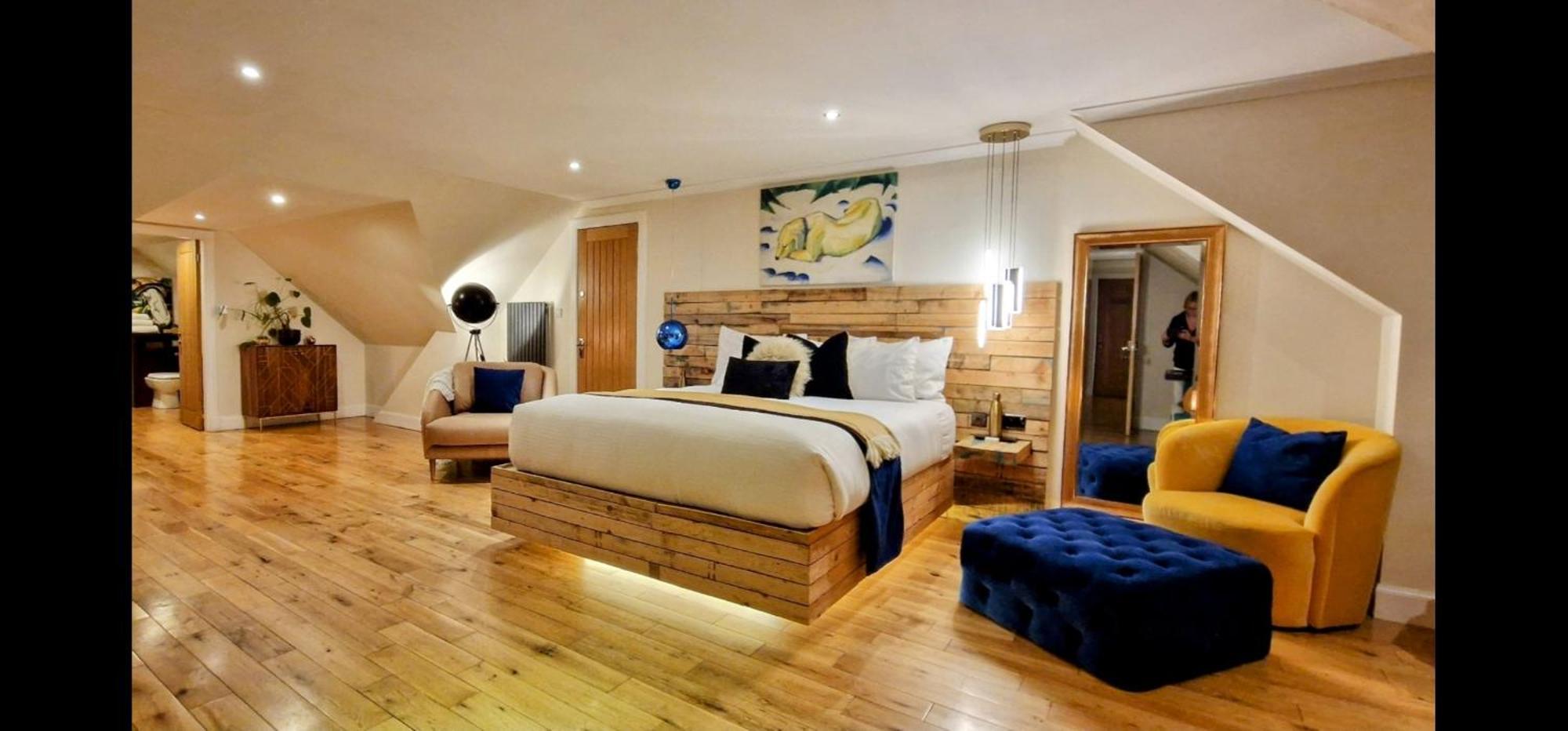 The Sleeping Dog Room At The Grumpy Schnauzer Bnb Huge Room, Luxe Suite, Private Hot Tub, Breakfast, Gym, Games Room, Farm Stay, Amazing Airdrie Esterno foto